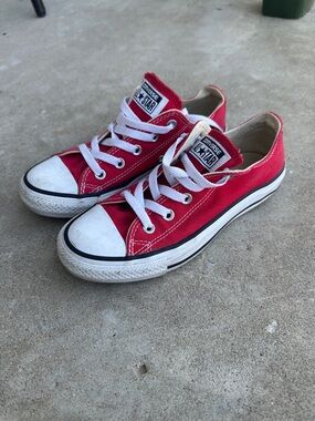 Red and white converse sneakers size 6 women’s/ 4 men’s